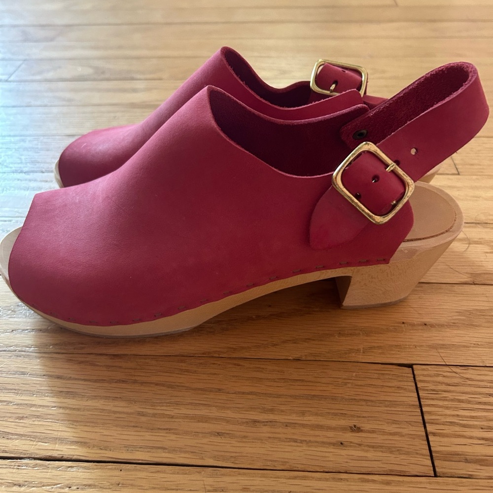 Bryr Magenta NWOT Peeptoe Slingback Clogs